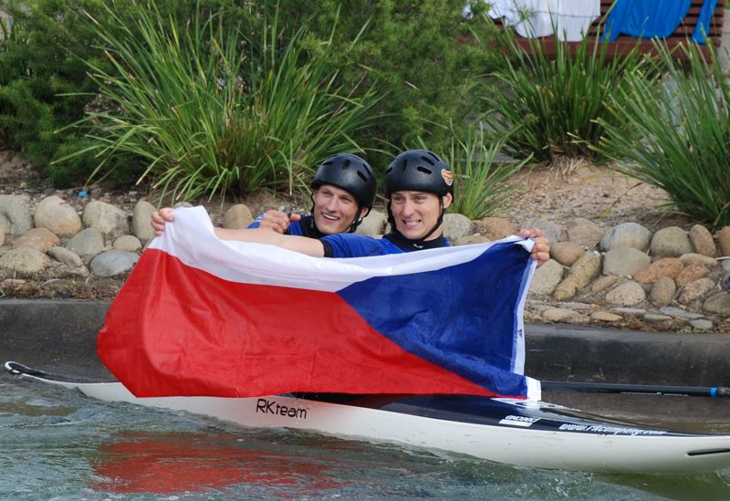 Mistři světa U23 - Jonáš Kašpar a Marek Šindler slaví Kaspari vlajka