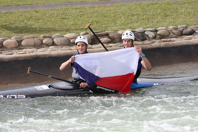 Mistři světa Matějka - Větrovský slaví v cíli s českou vlajkou MSJ-C2-Matejka-Vetrovsky-vlajka